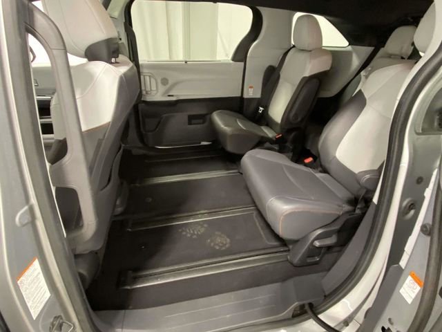 Used 2022 Toyota Sienna XSE w/ XSE Plus Package image 7