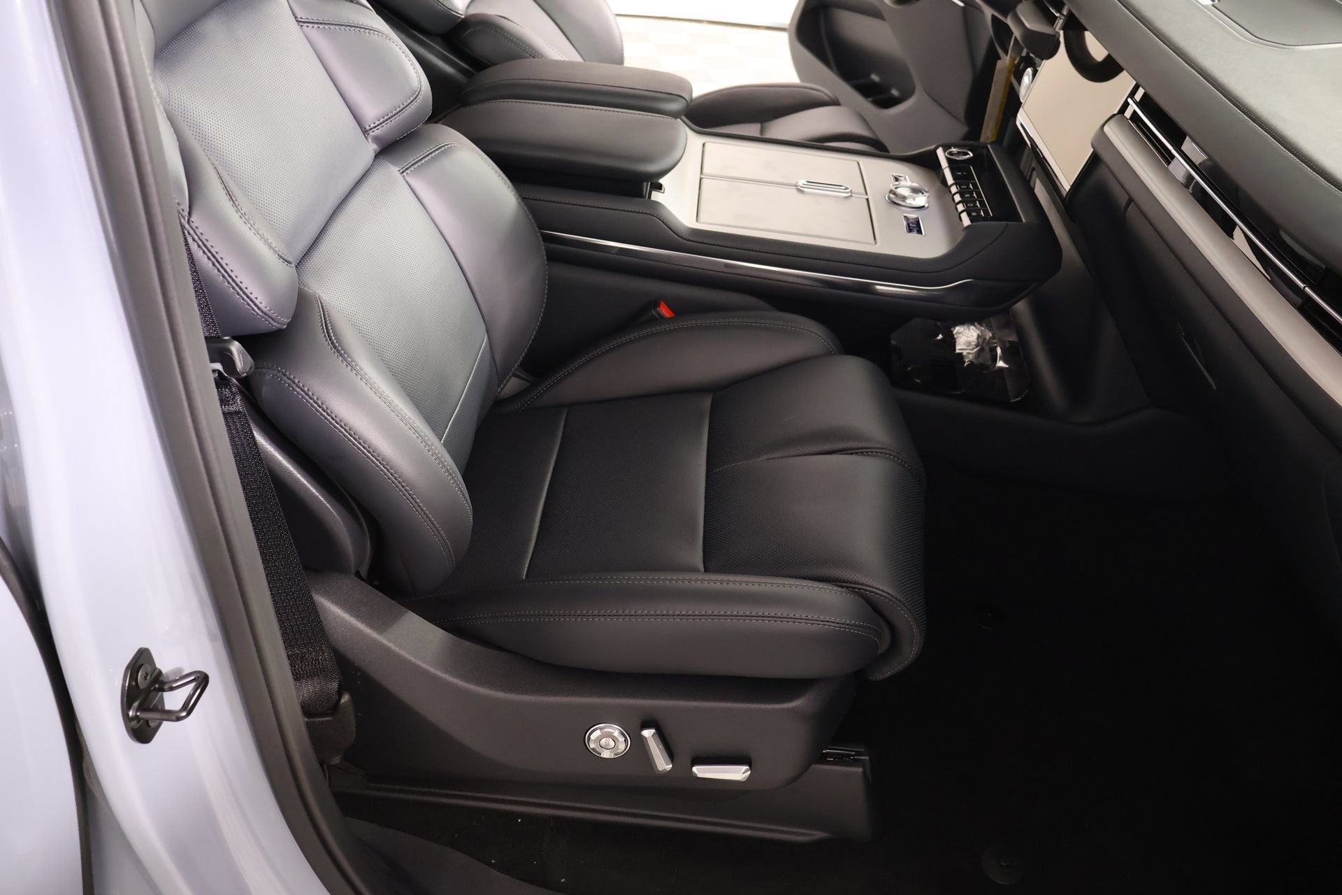 New 2027 Lincoln Navigator Reserve w/ Jet Appearance Package AWD/4WD image 15