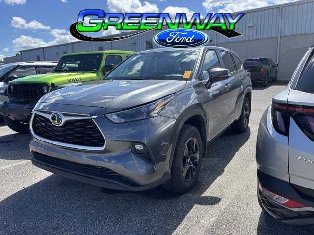 Used 2023 Toyota Highlander LE image 1
