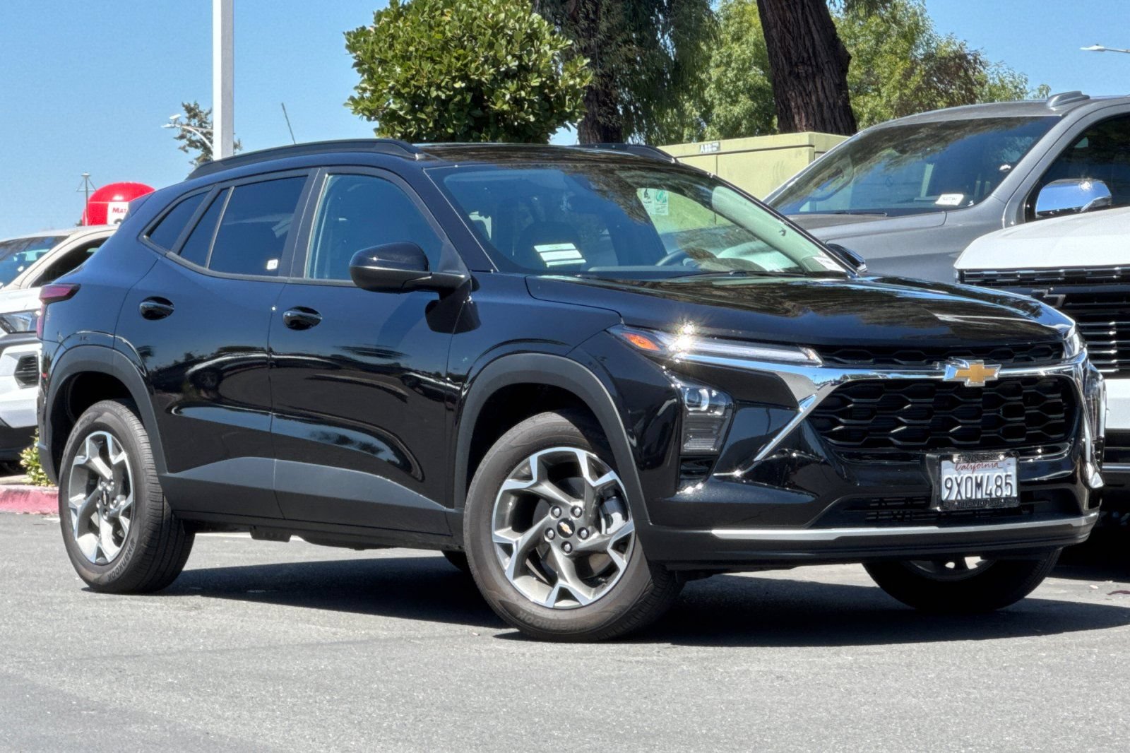 Used 2026 Chevrolet Trax LT w/ Sunroof Package FWD image 2