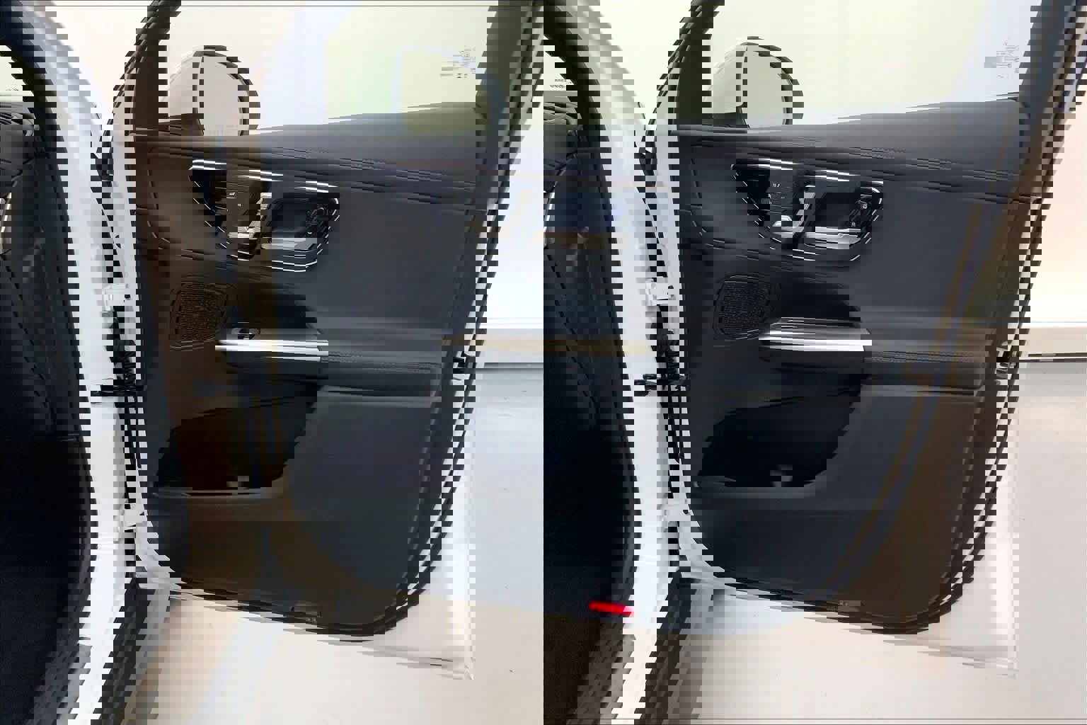 Used 2025 Mercedes-Benz GLC 300 image 10