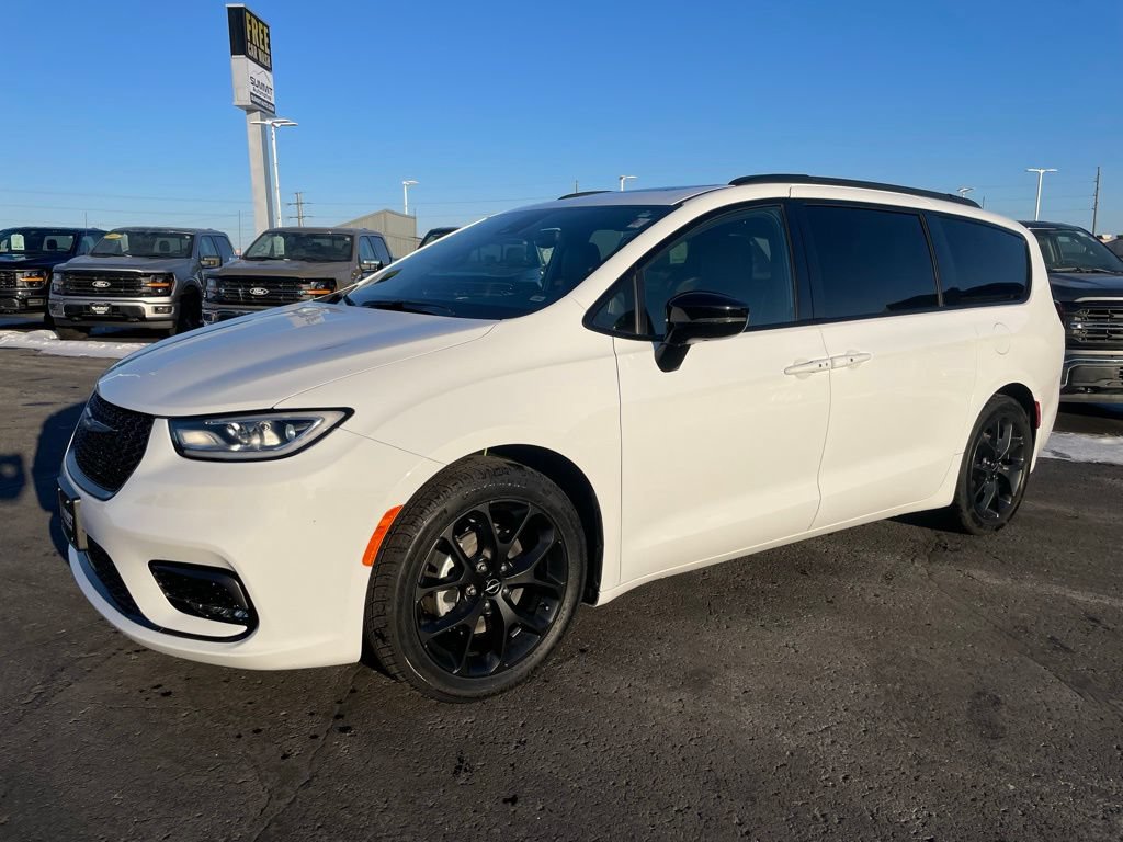 Used 2025 Chrysler Pacifica Limited FWD image 6