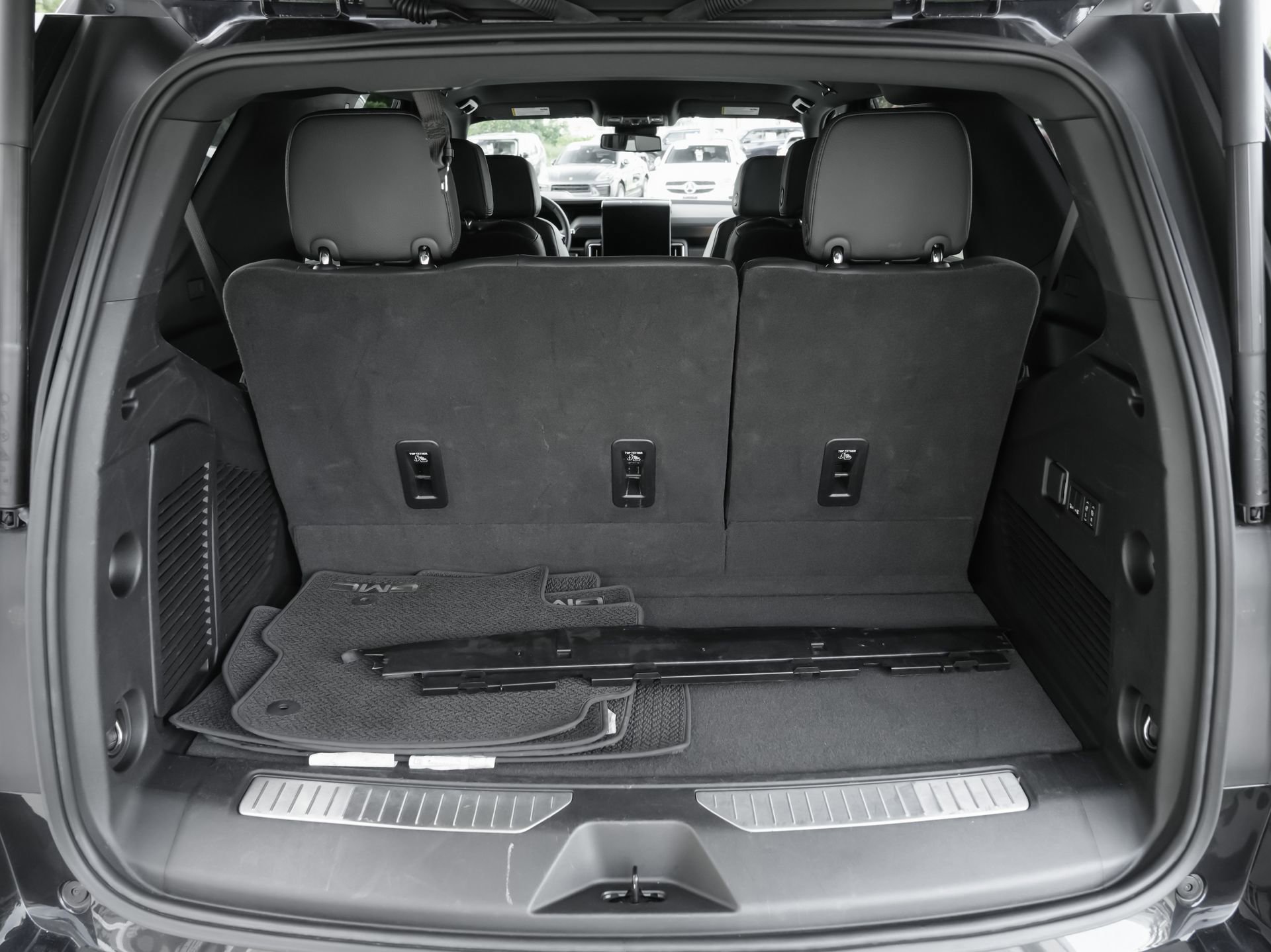 Used 2025 GMC Yukon Denali RWD image 41