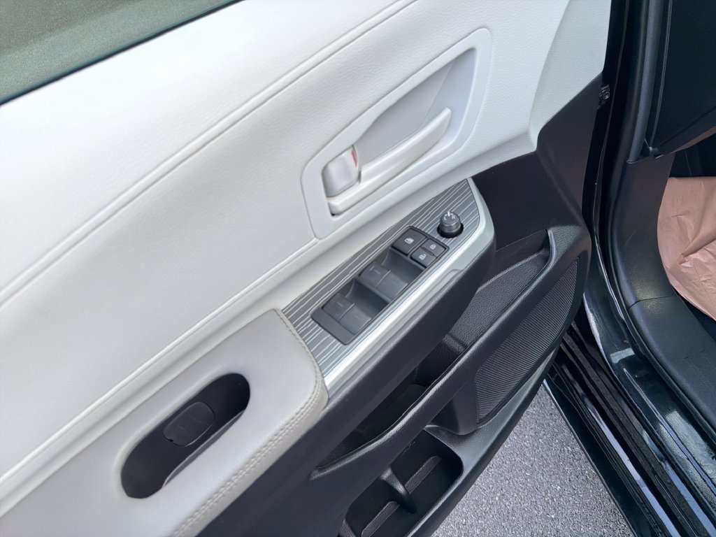 Used 2025 Toyota Sienna LE FWD image 16
