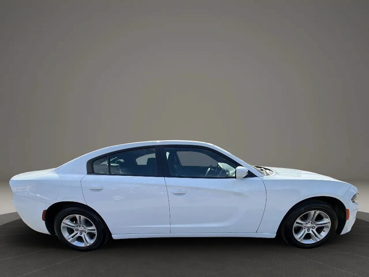 Used 2022 Dodge Charger SXT RWD image 4