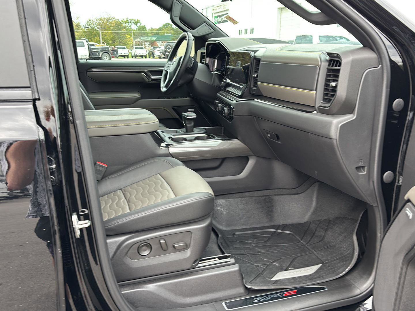 Used 2024 Chevrolet Silverado 1500 ZR2 w/ Technology Package image 23