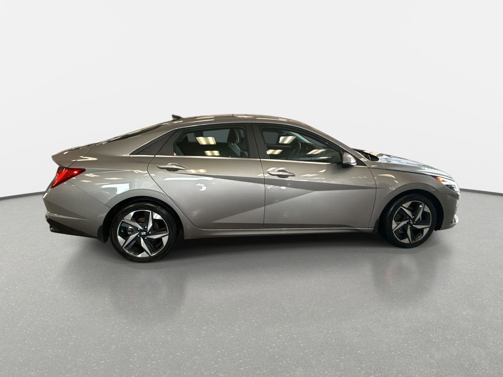 Used 2023 Hyundai Elantra Limited image 4