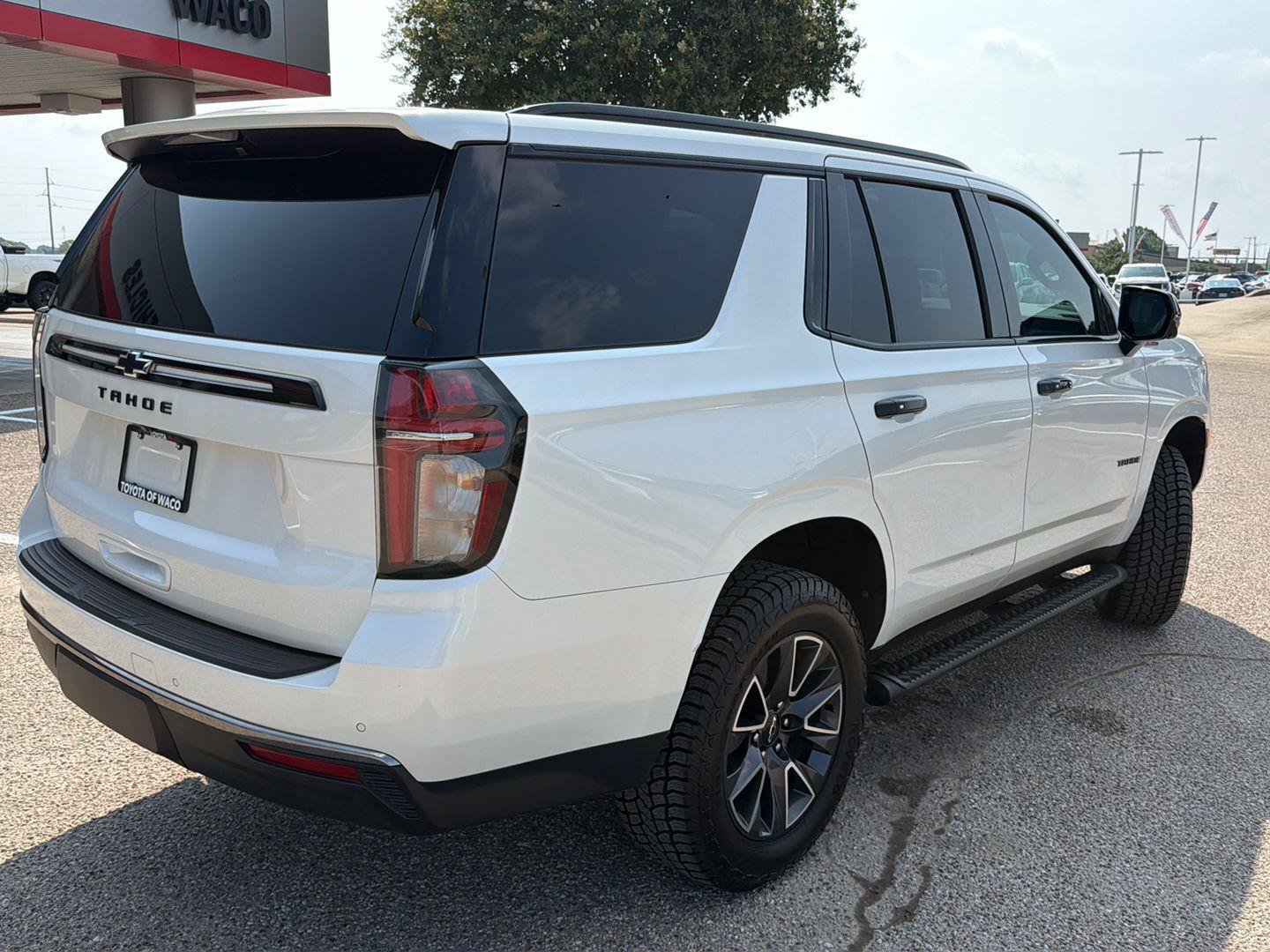 Used 2022 Chevrolet Tahoe Z71 w/ Luxury Package AWD/4WD image 3