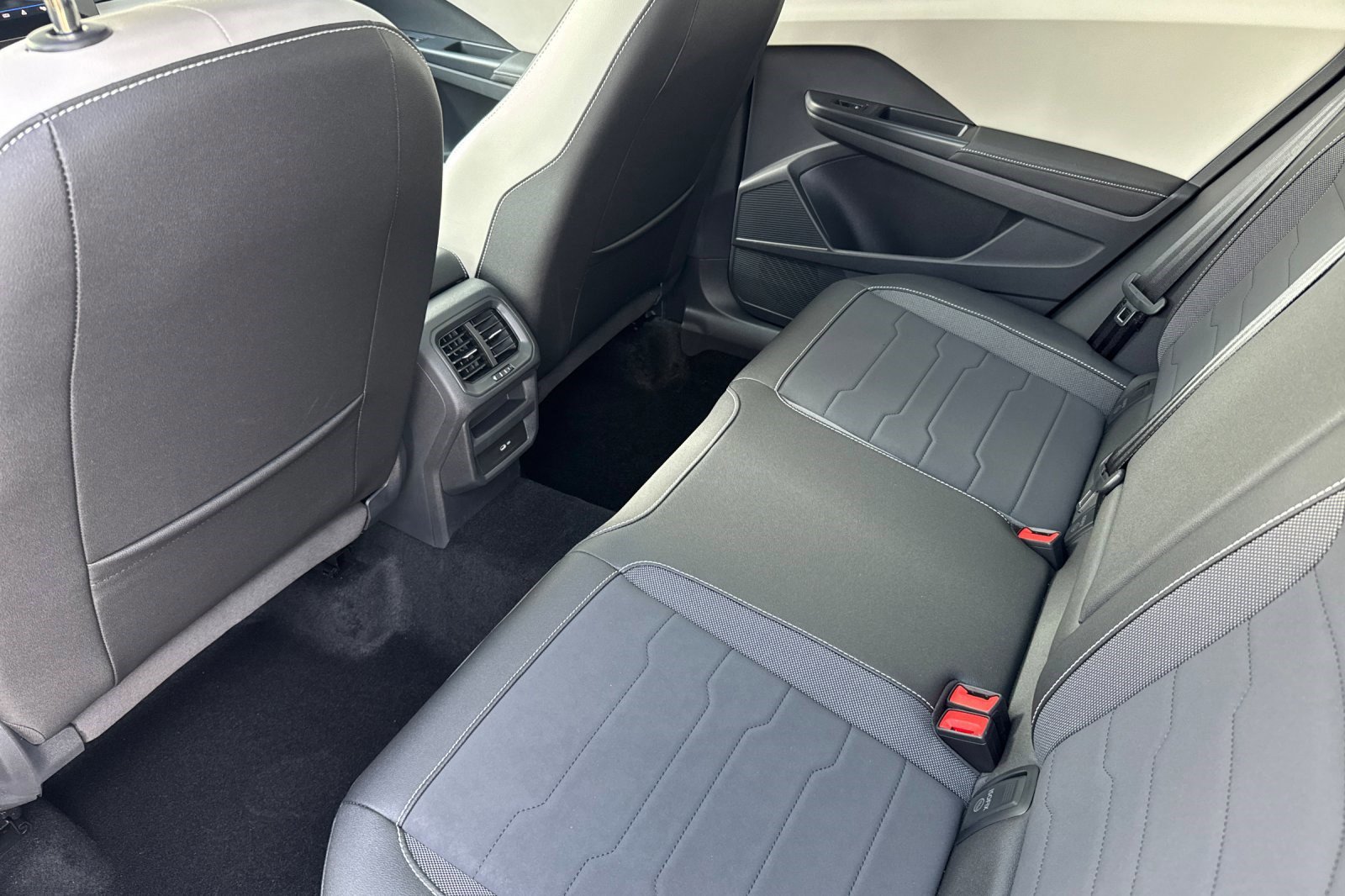 Used 2025 Volkswagen Taos SE w/ Panoramic Sunroof Package image 26