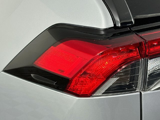 Used 2022 Toyota RAV4 Limited FWD image 33