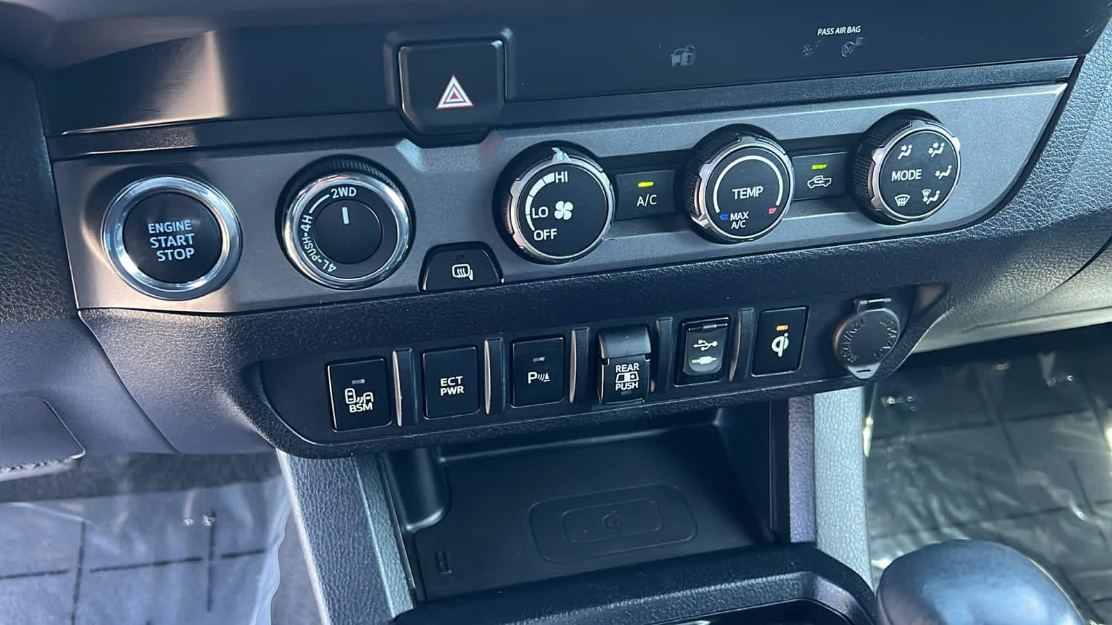 Used 2019 Toyota Tacoma TRD Sport w/ Technology Package AWD/4WD image 14