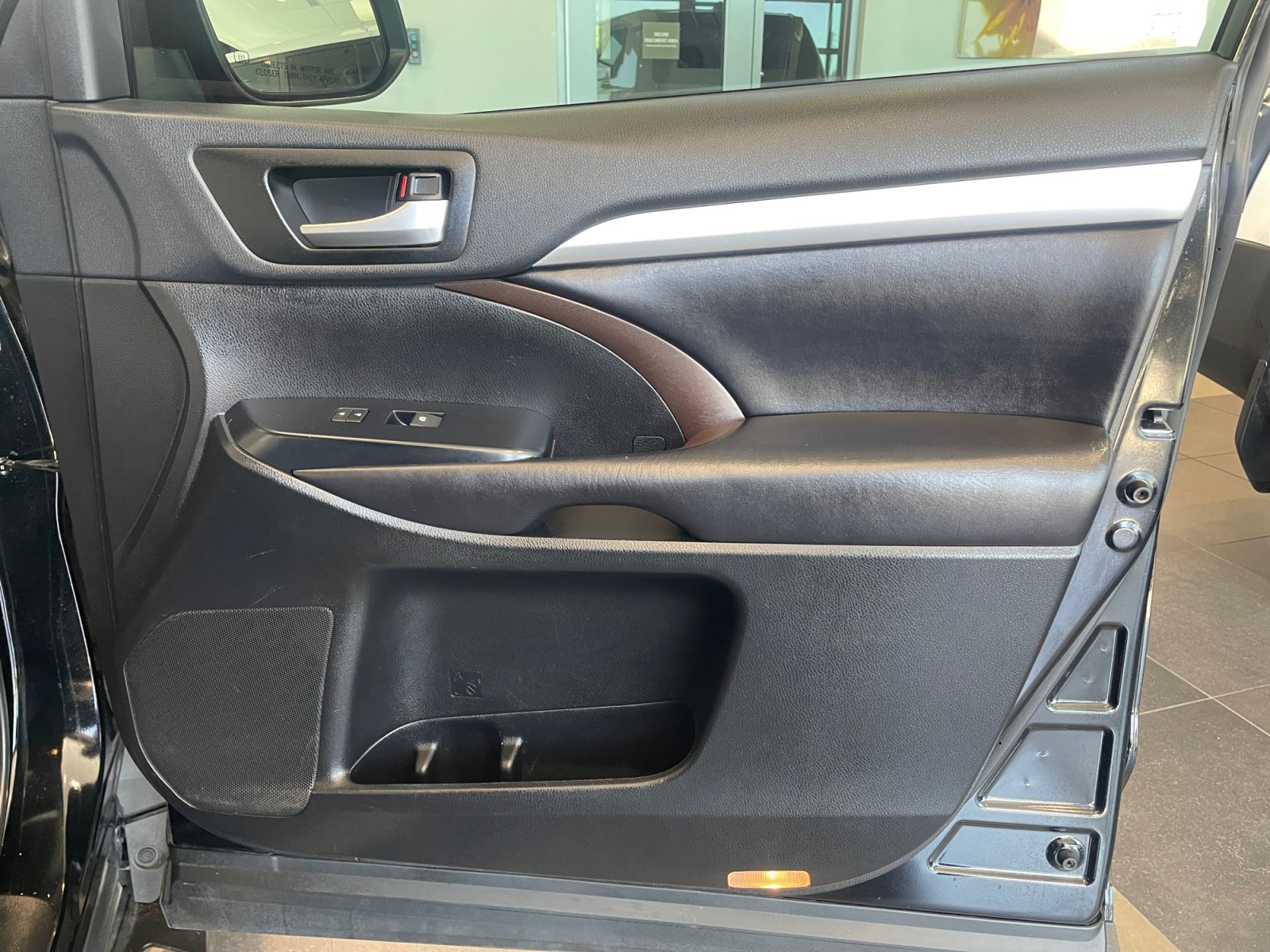 Used 2019 Toyota Highlander XLE FWD image 16