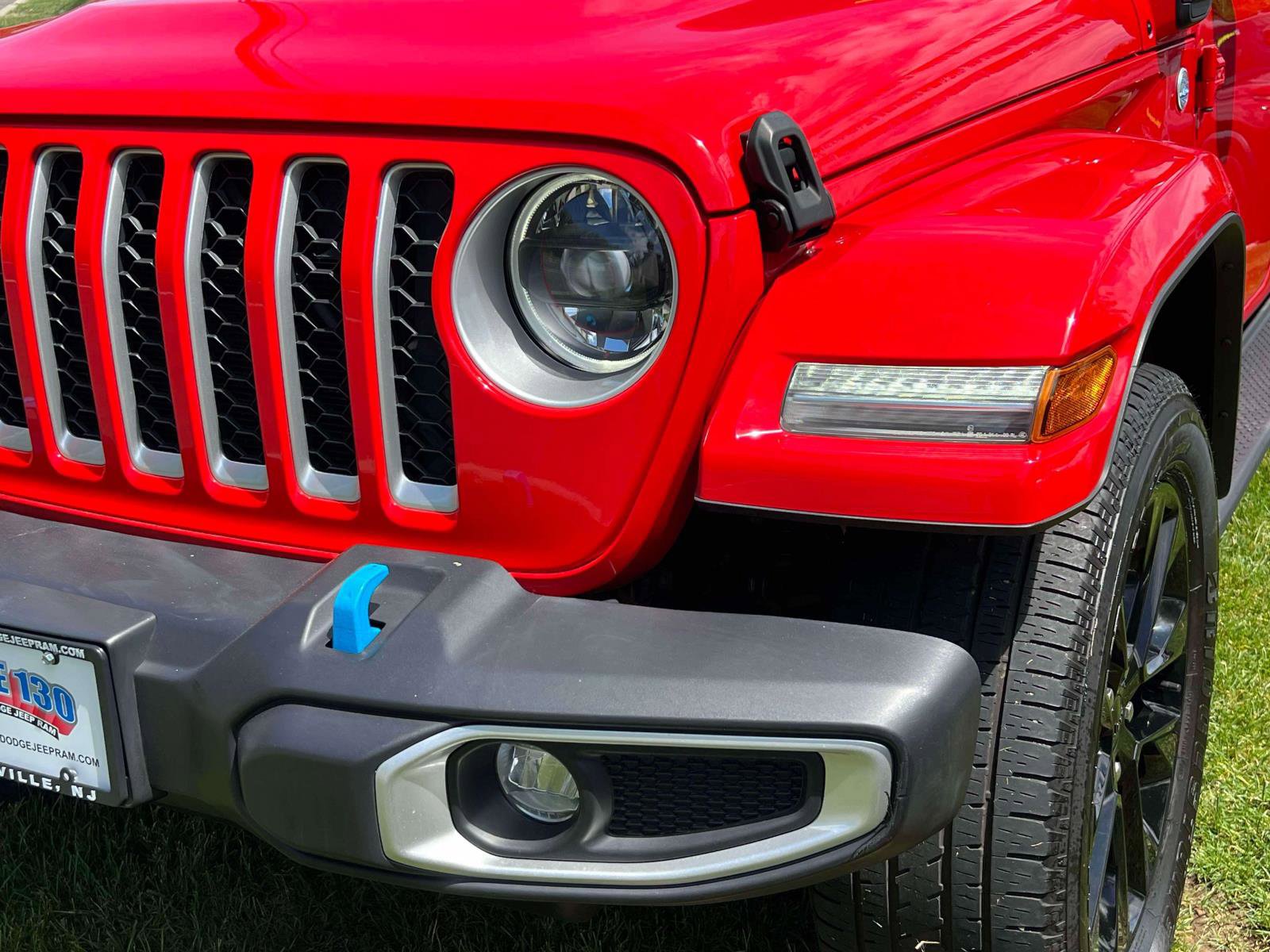 Used 2023 Jeep Wrangler Unlimited Sahara w/ Cold Weather Group AWD/4WD image 7