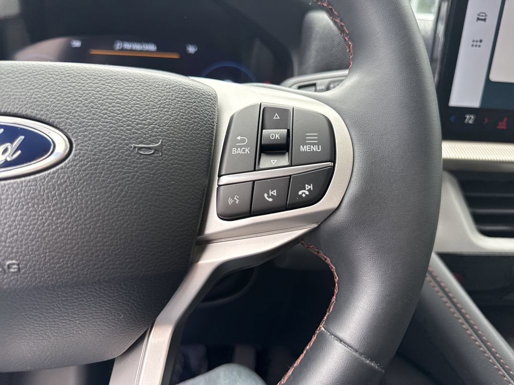 Used 2025 Ford Explorer Active AWD/4WD image 22