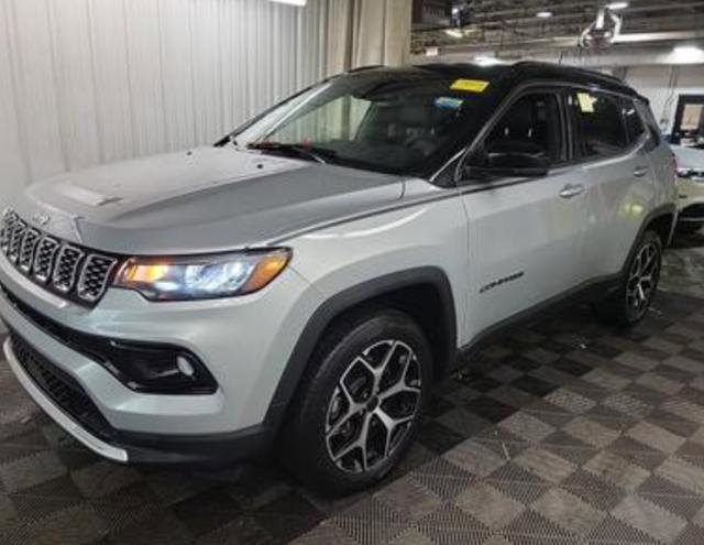 Used 2025 Jeep Compass Limited w/ Mopar Graphics Package image 4