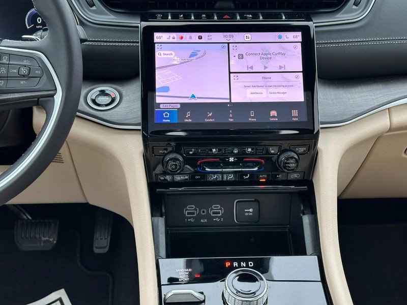 Used 2025 Jeep Grand Cherokee Limited w/ Luxury Tech Group II image 14