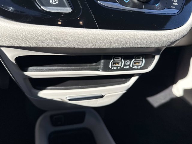 Used 2024 Chrysler Pacifica Touring-L FWD image 23