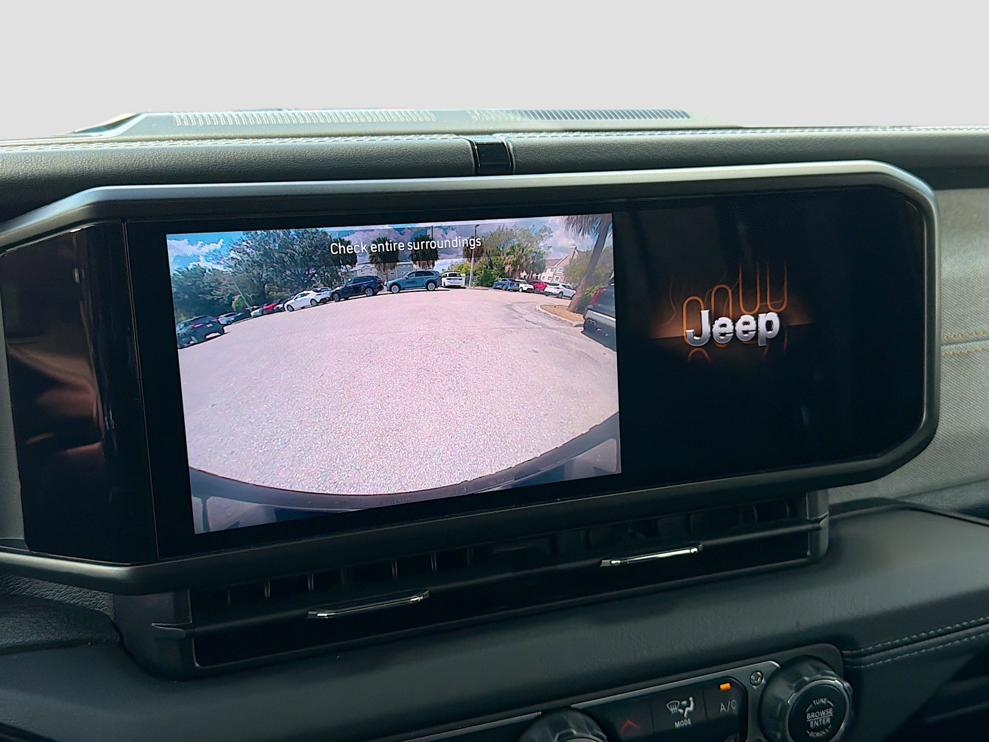 Used 2024 Jeep Wrangler Sahara image 30