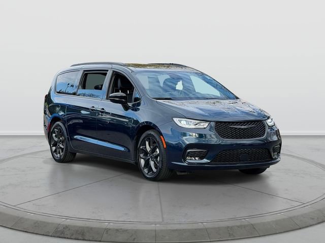 Used 2025 Chrysler Pacifica Limited FWD image 1