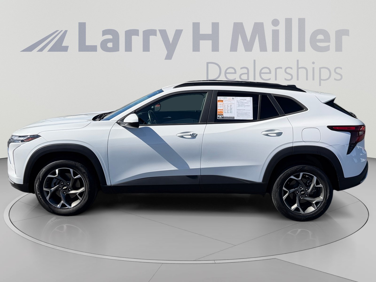 Used 2024 Chevrolet Trax LT w/ Driver Confidence Package FWD image 2