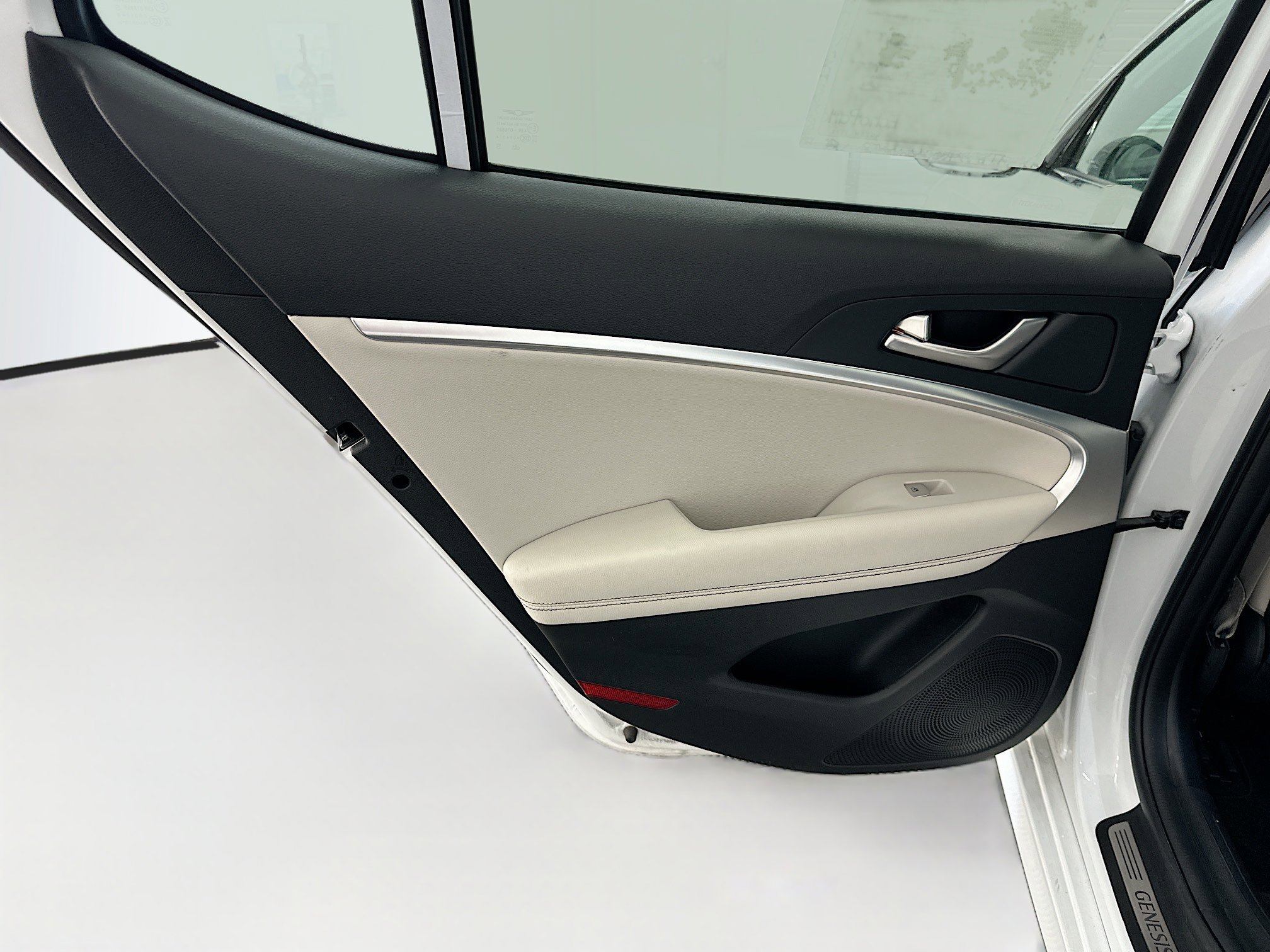 Used 2025 Genesis G70 2.5T image 27