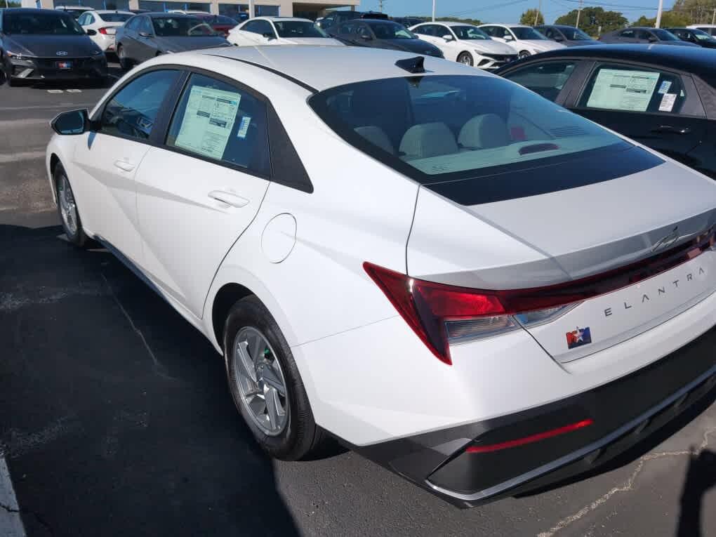 New 2026 Hyundai Elantra SE FWD image 15