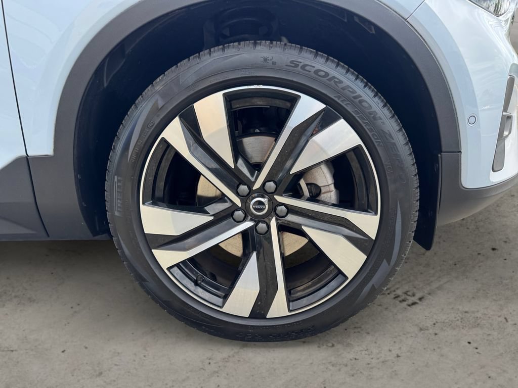 Certified 2024 Volvo XC40 B5 Plus w/ Protection Package Premier AWD/4WD image 9