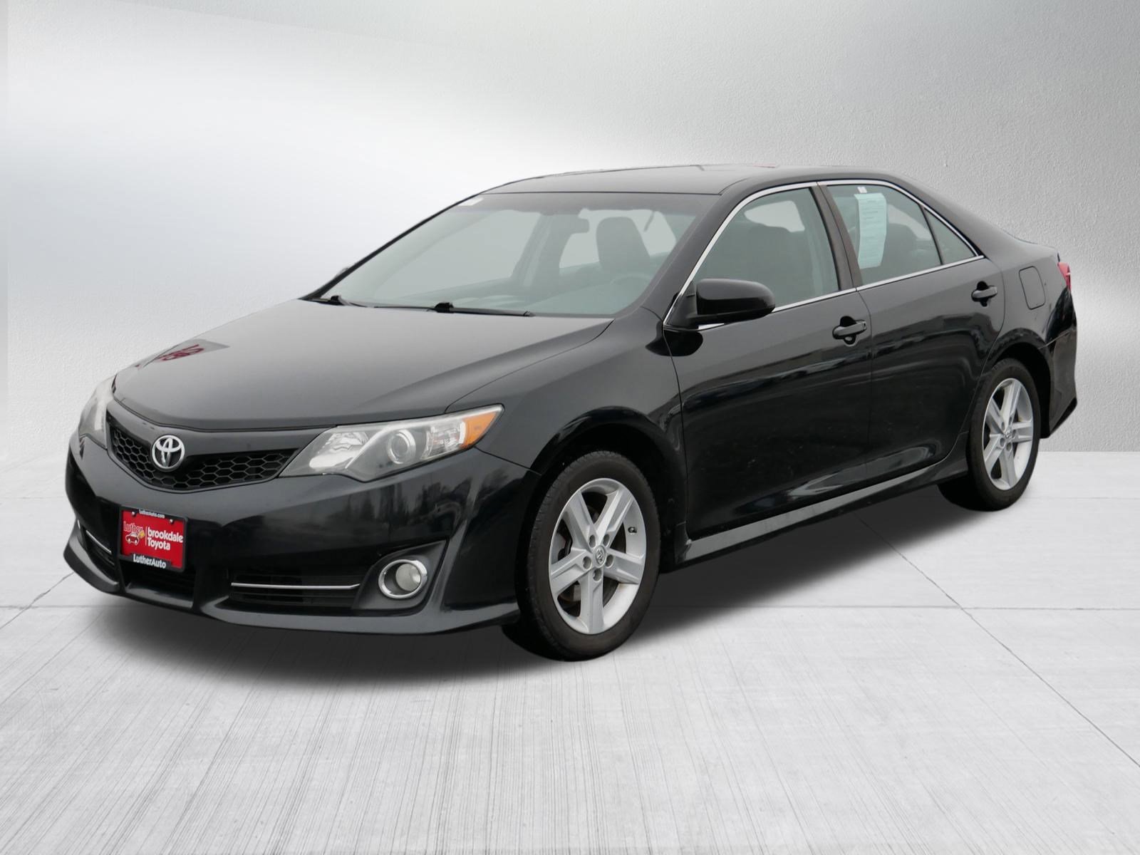 Used 2014 Toyota Camry L image 3
