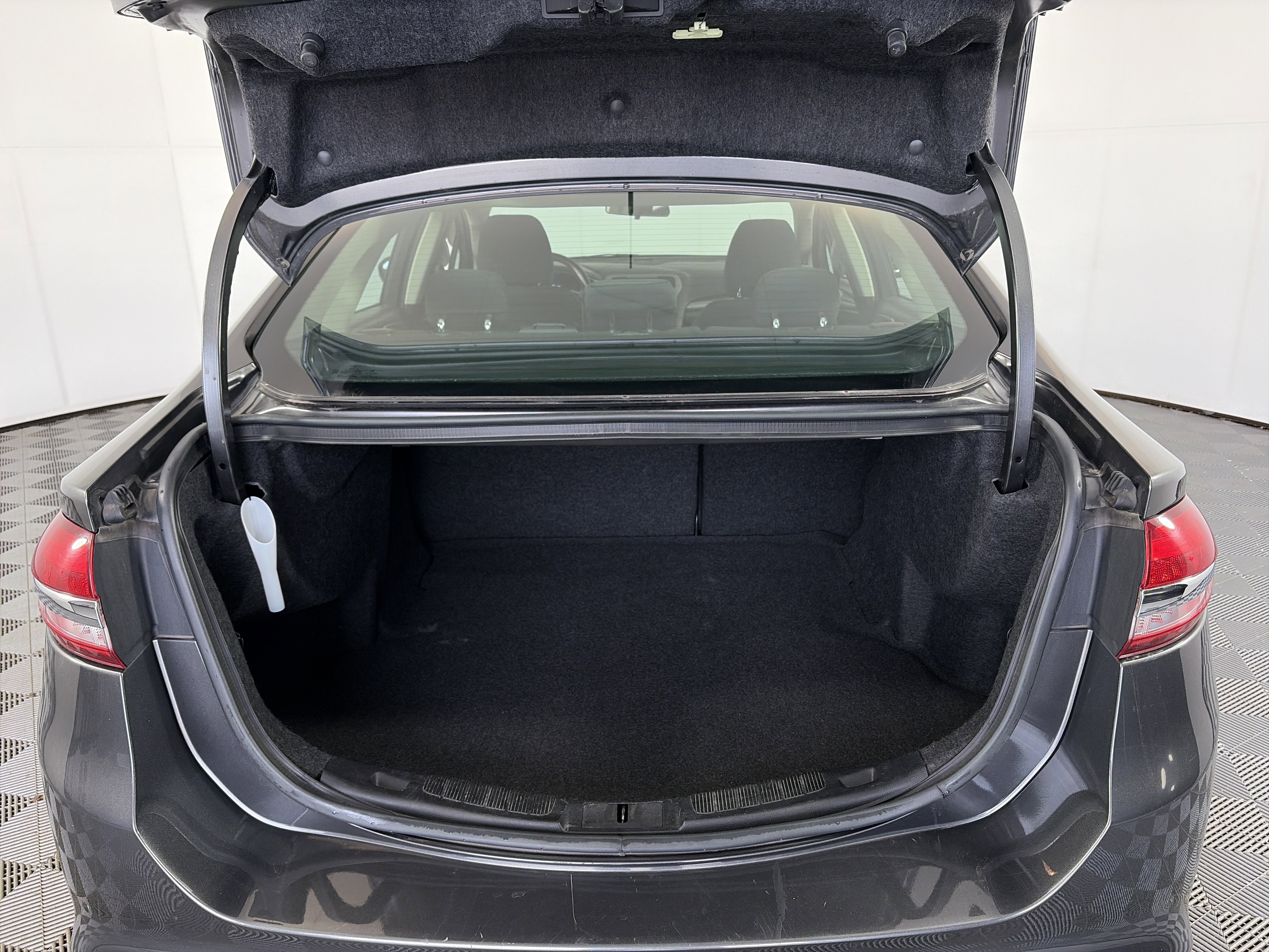 Used 2018 Ford Fusion SE w/ Fusion SE Technology Package FWD image 14