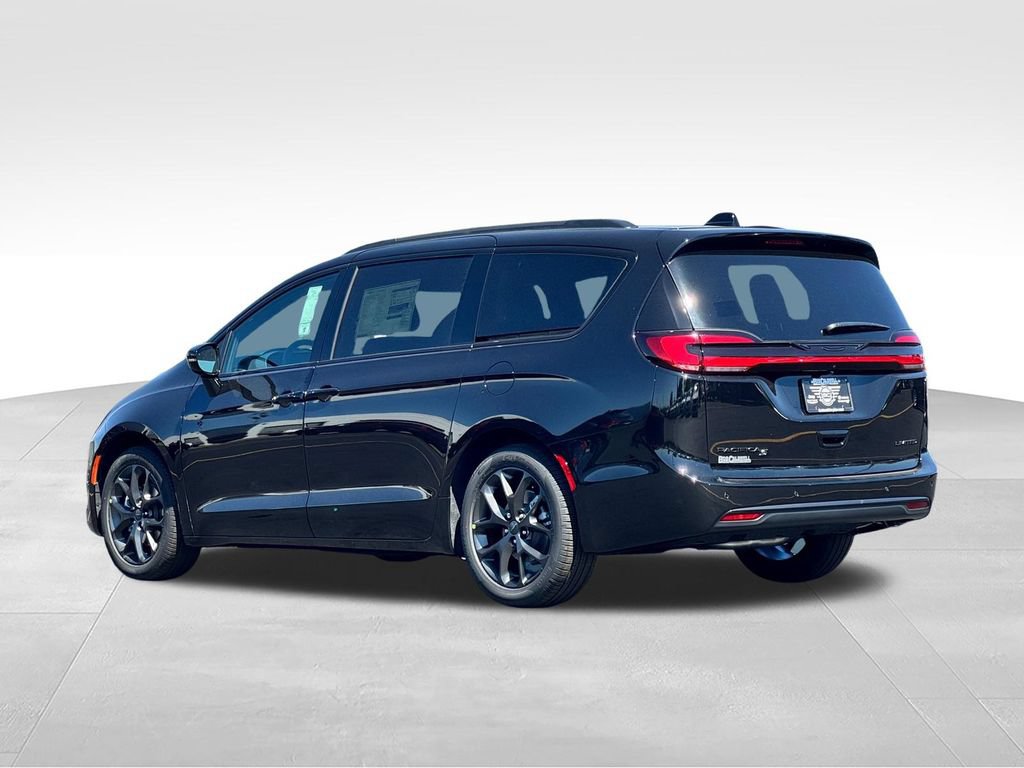 New 2027 Chrysler Pacifica Limited FWD image 5