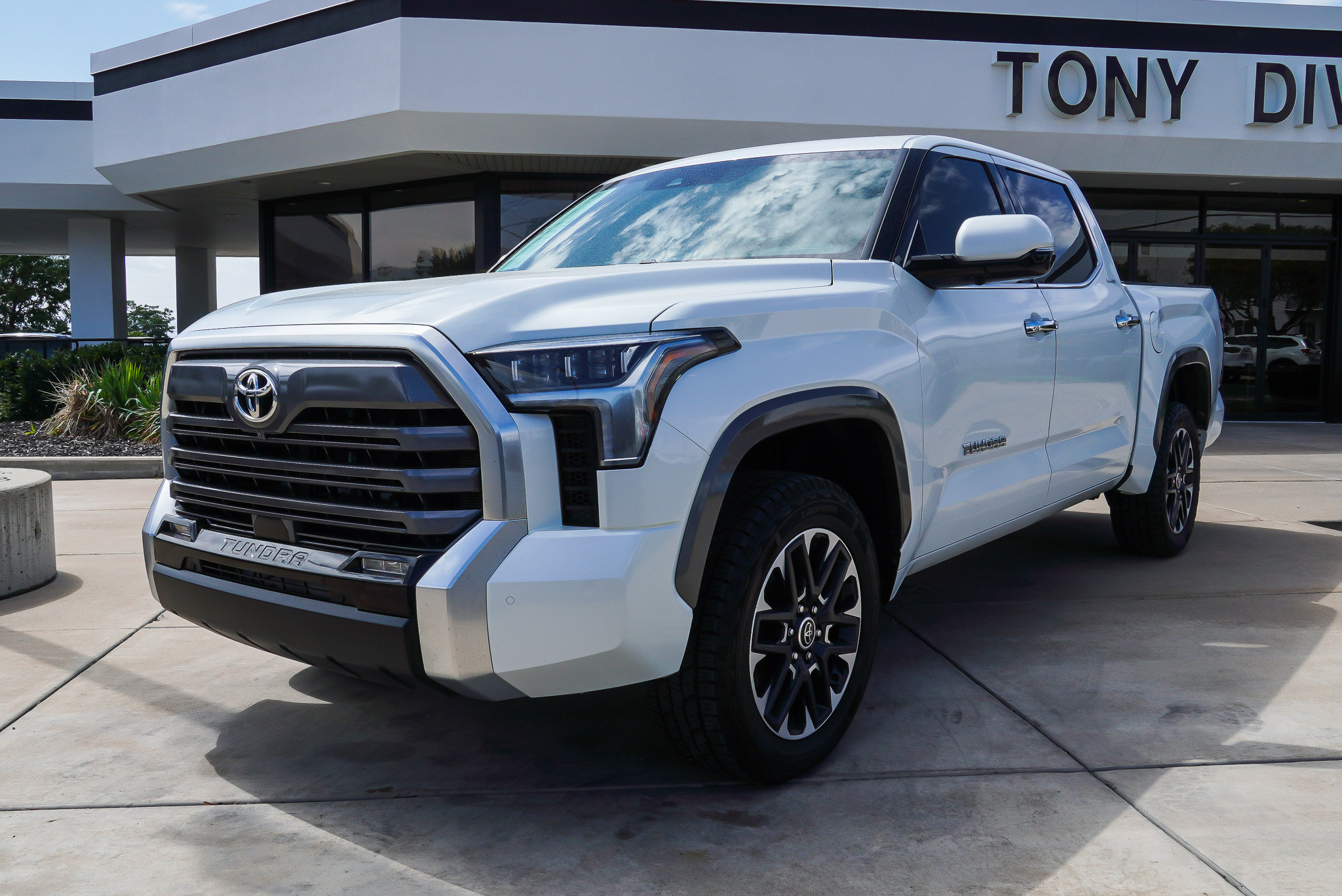 Used 2023 Toyota Tundra Limited AWD/4WD image 4
