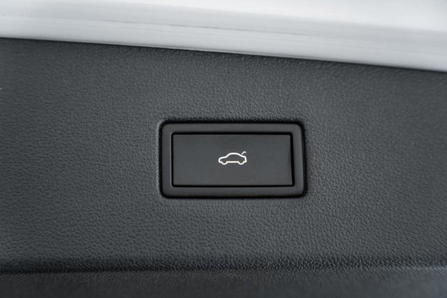 Used 2022 Volkswagen Tiguan SE w/ Panoramic Sunroof Package image 10