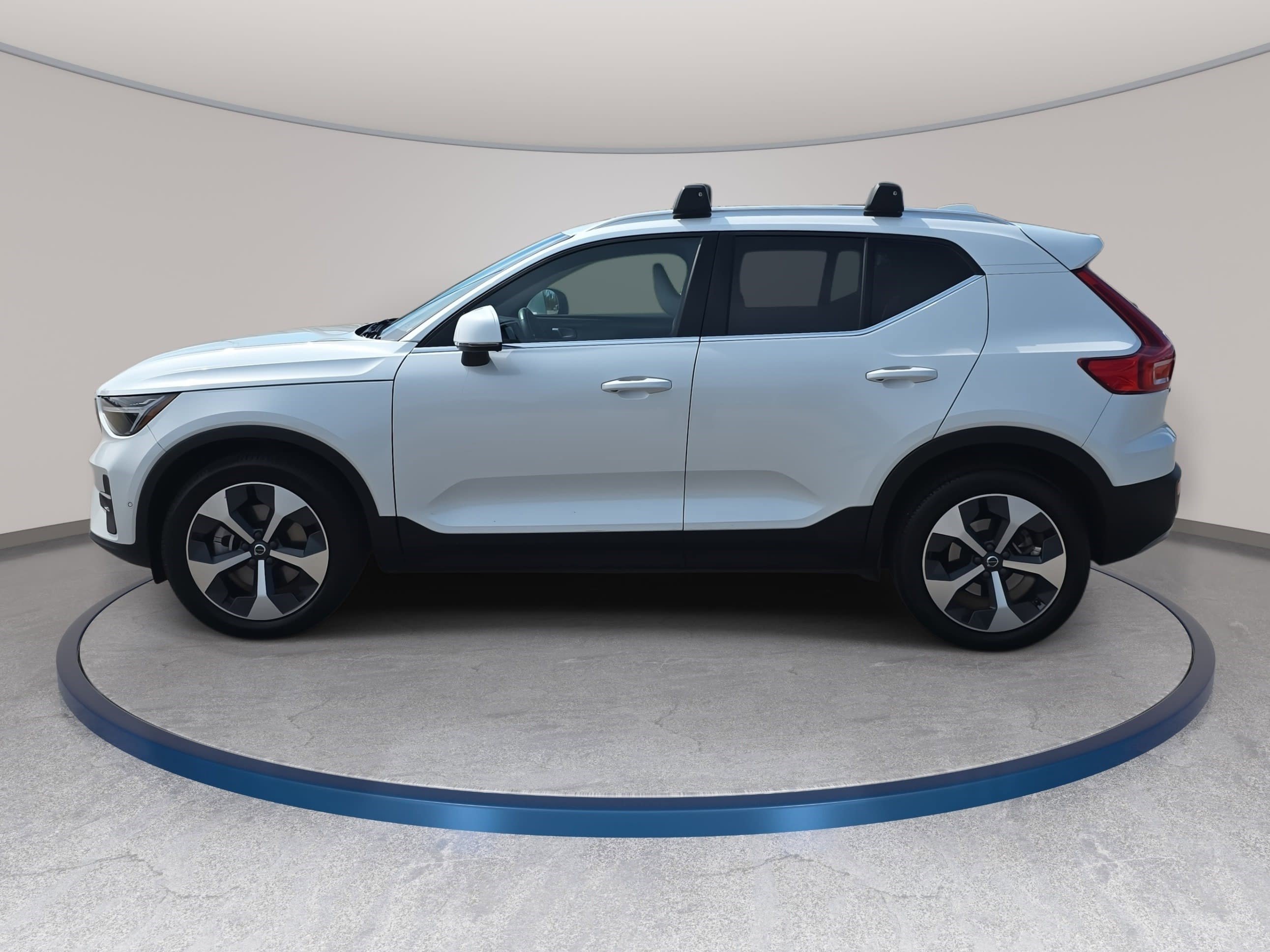 Used 2023 Volvo XC40 B4 Plus w/ Driver Assist Package image 8