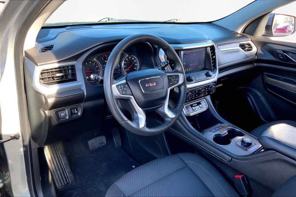 Used 2023 GMC Acadia SLE image 12