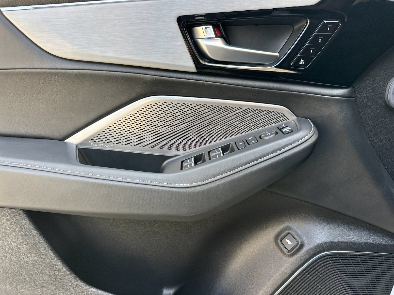 Used 2024 Acura MDX w/ Technology Package FWD image 12