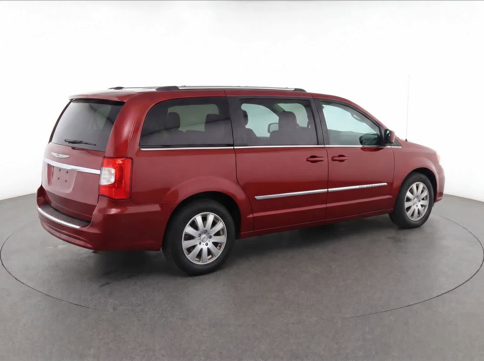 Used 2012 Chrysler Town & Country Touring w/ Entertainment Group #1 FWD image 4
