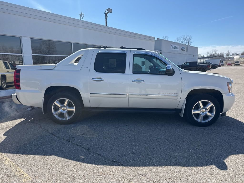 Used 2012 Chevrolet Avalanche LTZ image 2