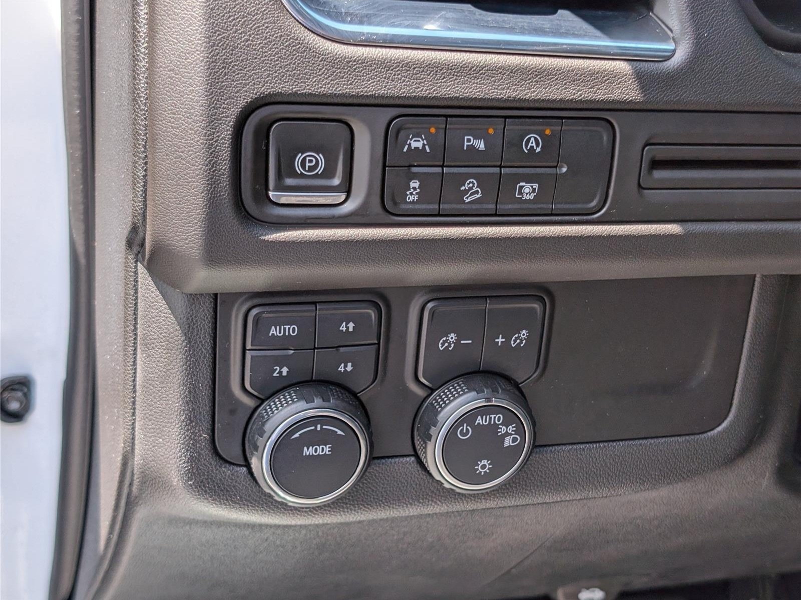 Used 2023 Chevrolet Suburban Z71 w/ Luxury Package AWD/4WD image 26
