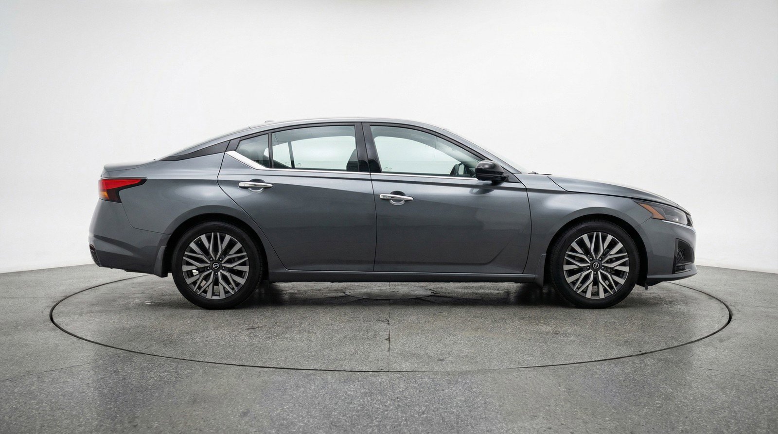 Used 2025 Nissan Altima 2.5 SV FWD image 11