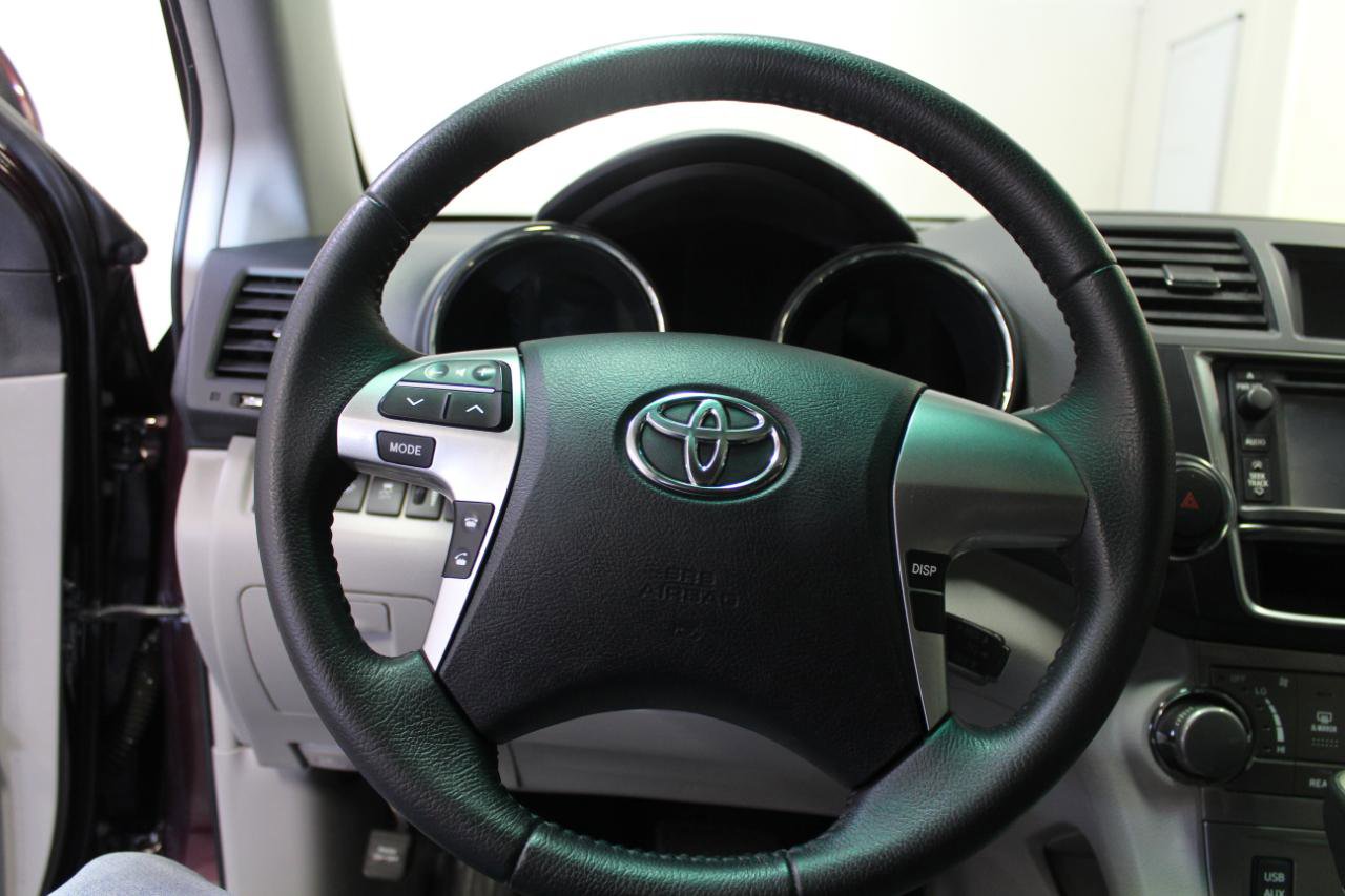 Used 2013 Toyota Highlander SE FWD image 8