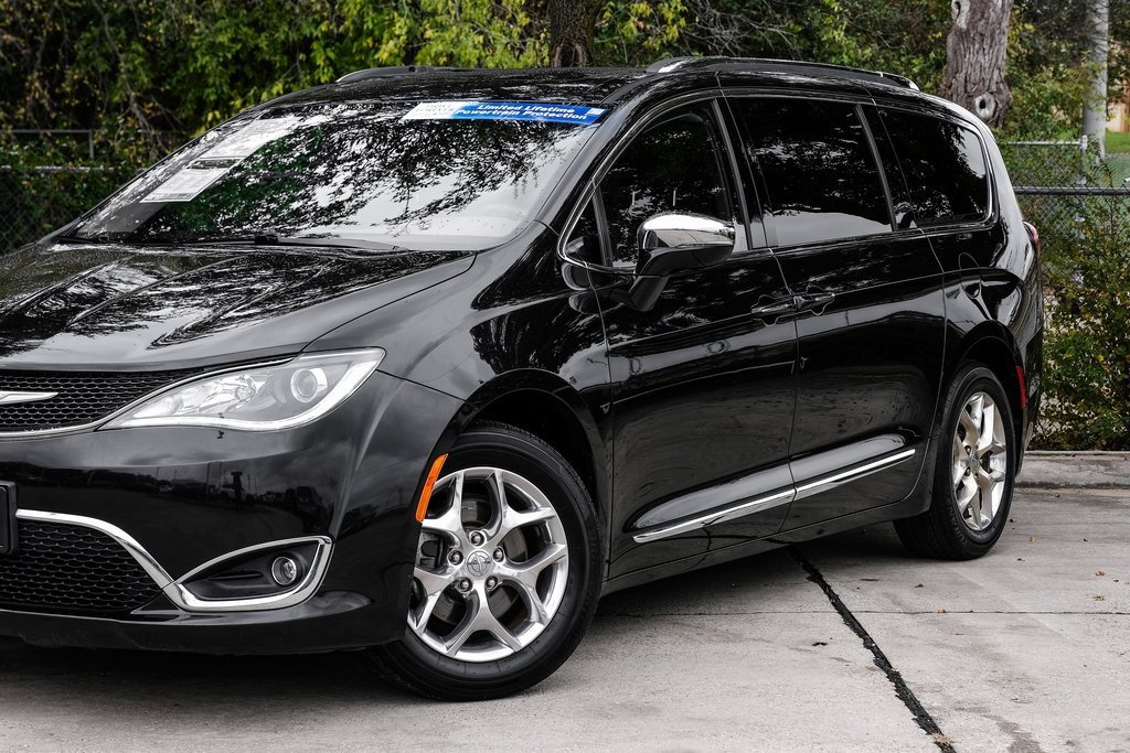 Used 2018 Chrysler Pacifica Limited image 14