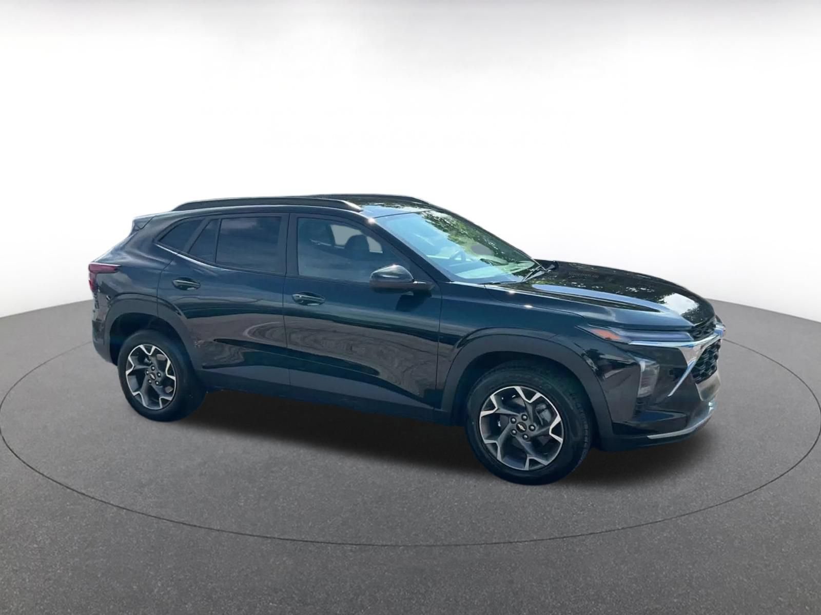 Used 2025 Chevrolet Trax LT w/ LT Convenience Package FWD image 2