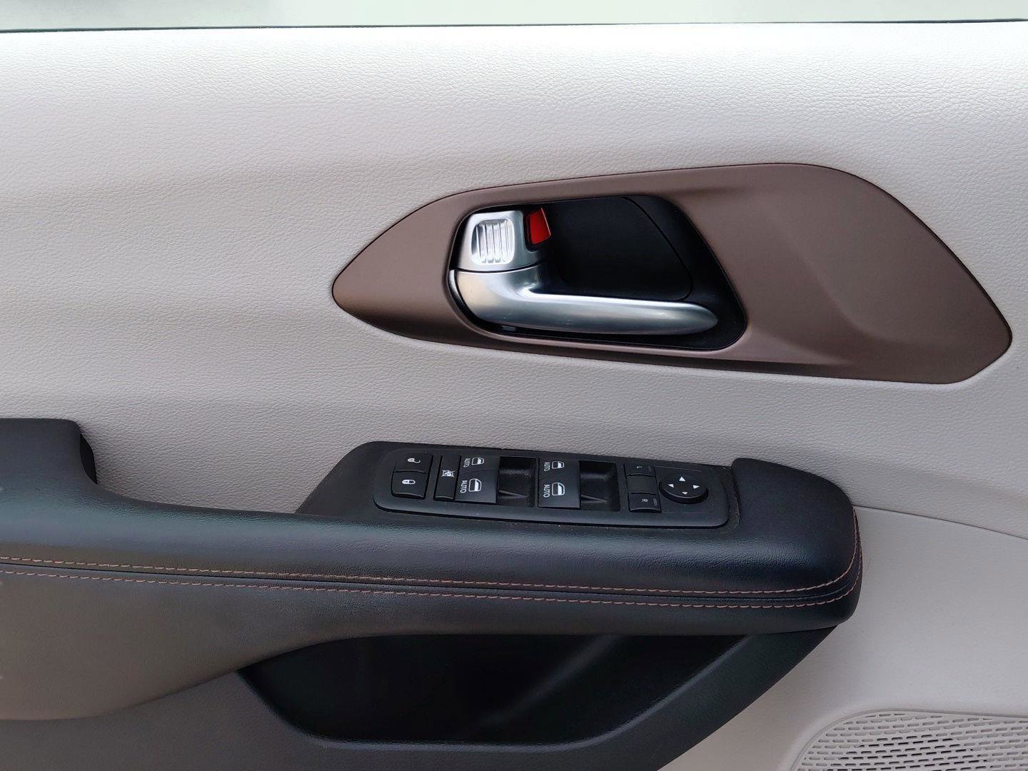 Used 2019 Chrysler Pacifica Touring-L Plus w/ Tire & Wheel Group FWD image 27