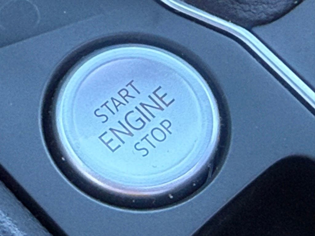 Used 2022 Volkswagen Atlas Cross Sport SEL R-Line image 33