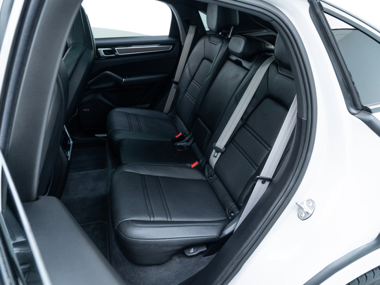 Certified 2022 Porsche Cayenne Platinum Edition image 30