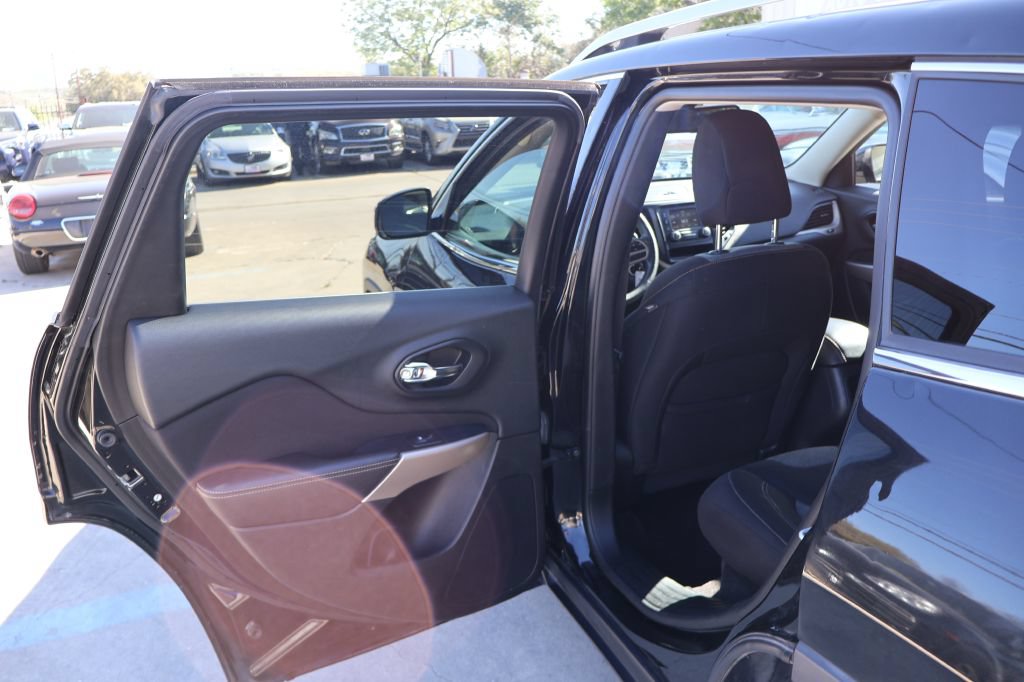 Used 2018 Jeep Cherokee Latitude FWD image 20