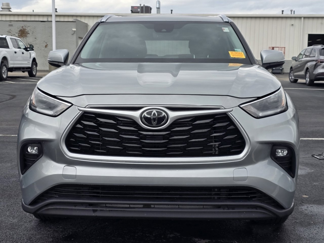 Used 2021 Toyota Highlander XLE image 2