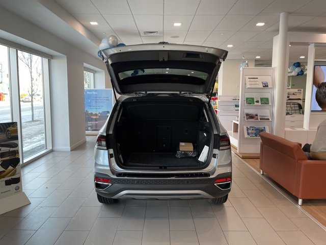 New 2026 Volkswagen Taos SEL image 9