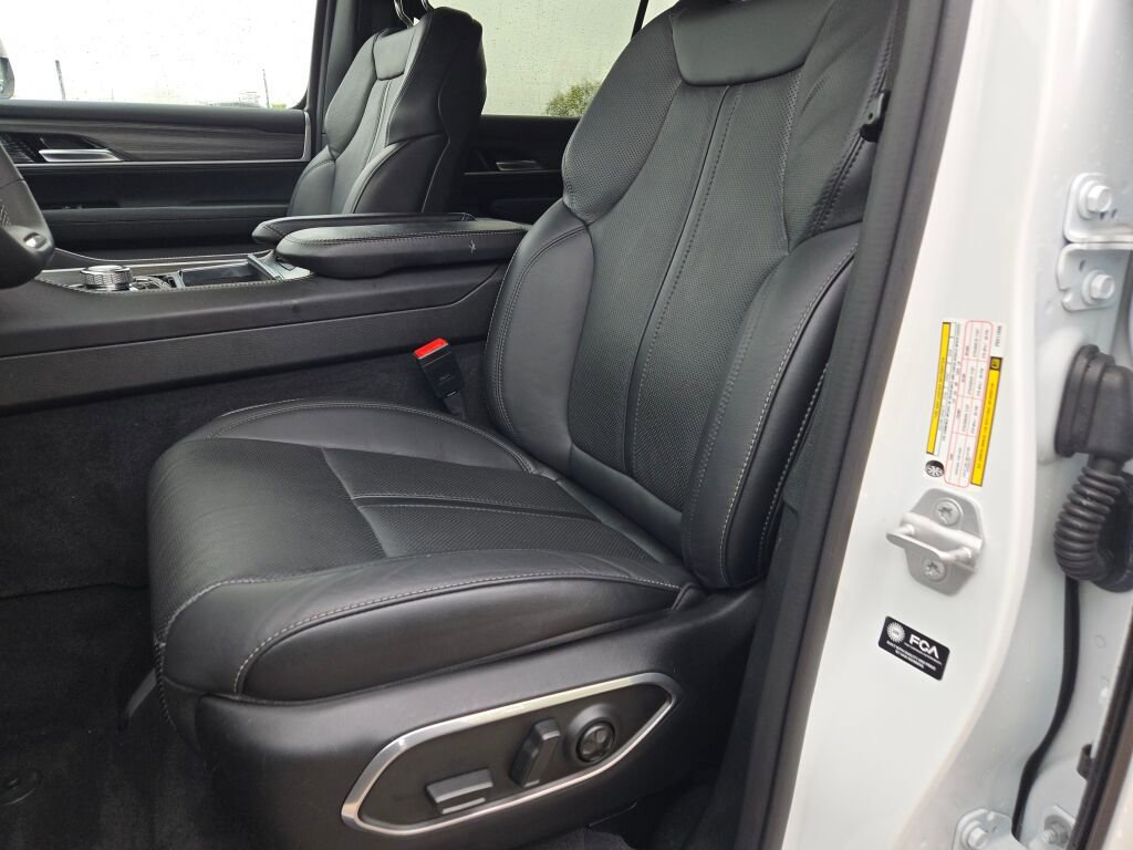 Used 2023 Jeep Wagoneer Series III w/ Preferred Equipment Group image 26