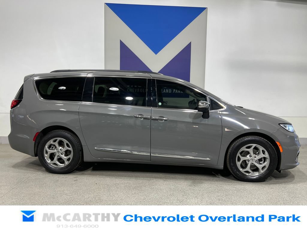 Used 2023 Chrysler Pacifica Limited image 4